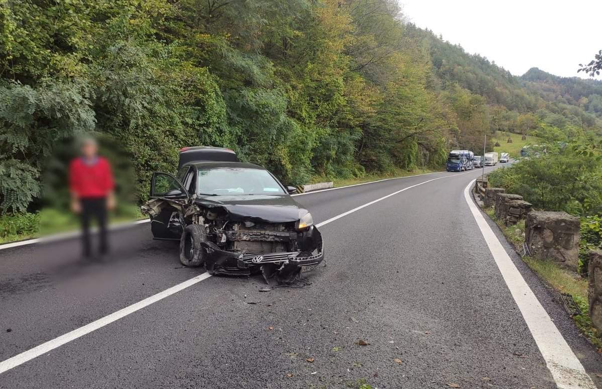 foto: mașină distrusă într-un parapet pe valea oltului