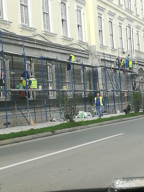 VIDEO FOTO Muncitorii de la Spitalul Militar nu poartă masca - "Vi se pare normal, când Sibiul e în pandemie?"