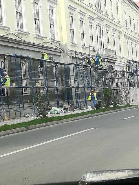 VIDEO FOTO Muncitorii de la Spitalul Militar nu poartă masca - "Vi se pare normal, când Sibiul e în pandemie?"