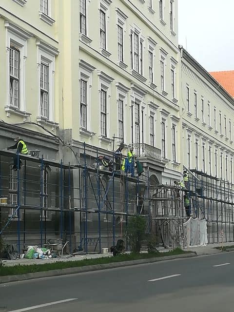 VIDEO FOTO Muncitorii de la Spitalul Militar nu poartă masca - "Vi se pare normal, când Sibiul e în pandemie?"