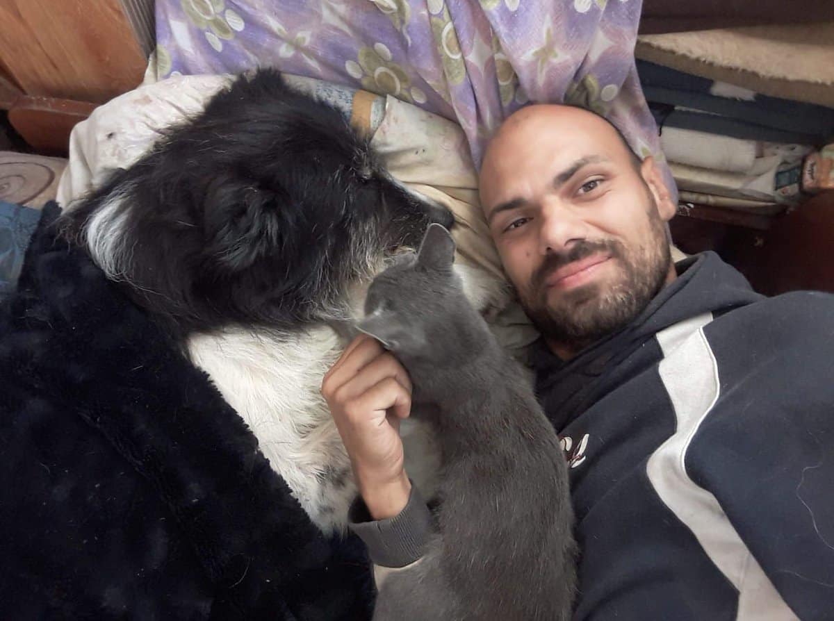 Jurnalul orfanului care a salvat sute de animale - Povestea lui Cosmin, tânărul care doarme într-un grajd la Sibiu