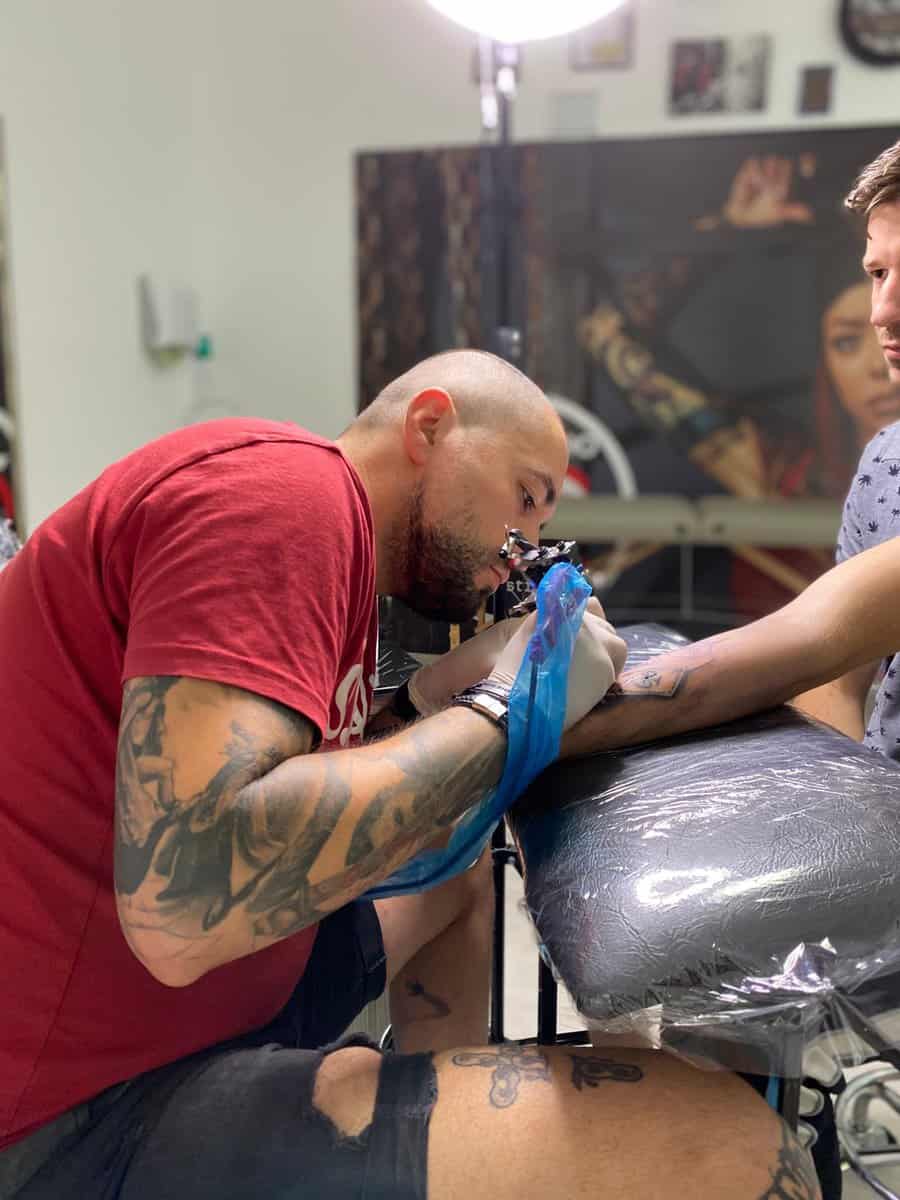 cel mai nou salon de tatuaje din sibiu - povești pe piele la red tattoo by cristi nițu