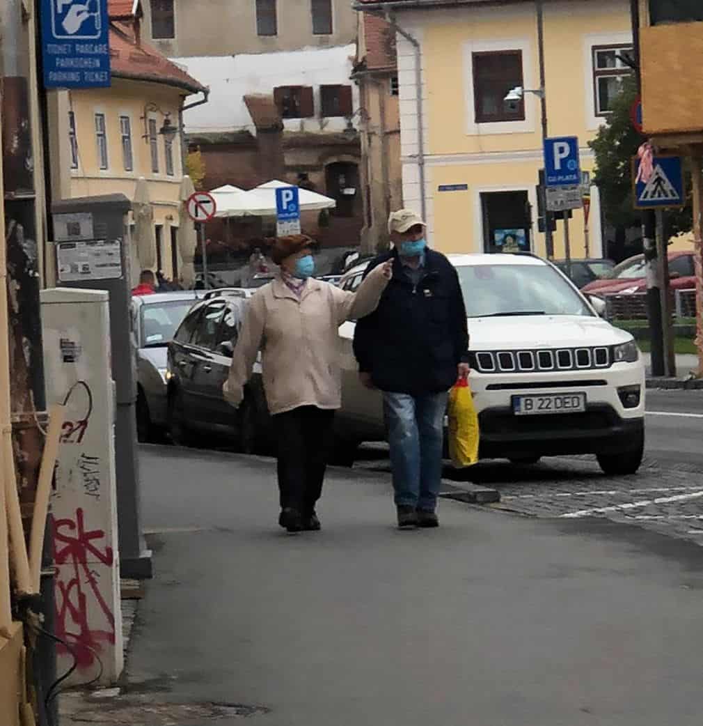 FOTO - Cum (nu) poartă sibienii masca, deși este obligatoriu - Oamenii cred că ”e o prostie”