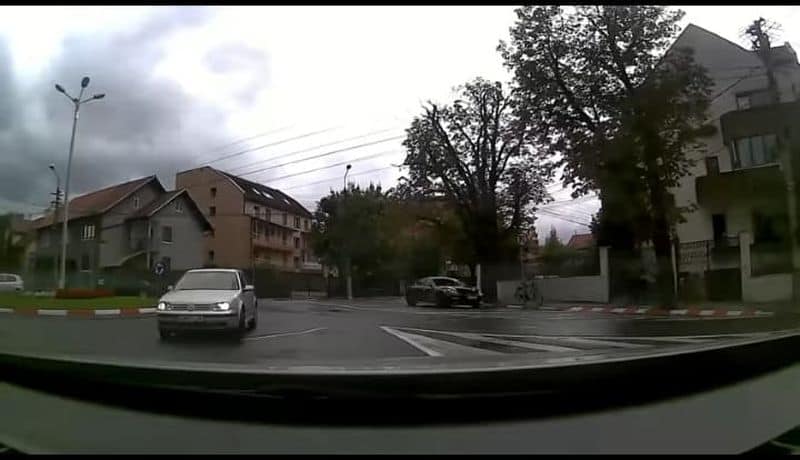 video: la sibiu ca în anglia - un șofer circulă invers în sensul giratoriu