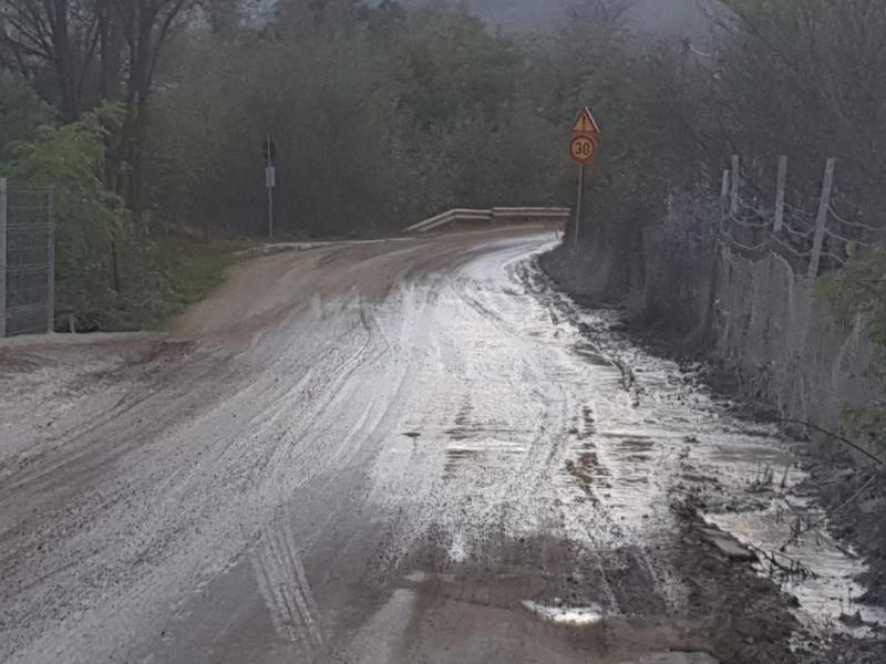 foto drumul dintre tălmaciu și tălmăcel distrus de lucrările la autostradă