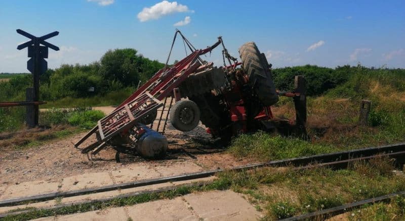 tractor lovit de tren la micăsasa. șoferul a scăpat ca prin minune