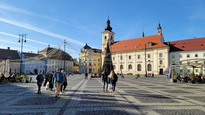 foto în ziua cu record de îmbolnăviri la sibiu, centrul orașului și terasele sunt pline