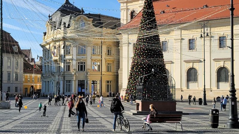 foto în ziua cu record de îmbolnăviri la sibiu, centrul orașului și terasele sunt pline