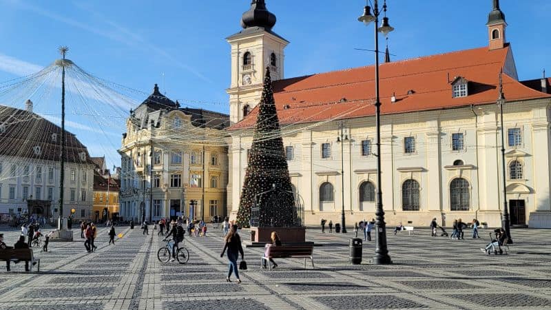 foto în ziua cu record de îmbolnăviri la sibiu, centrul orașului și terasele sunt pline