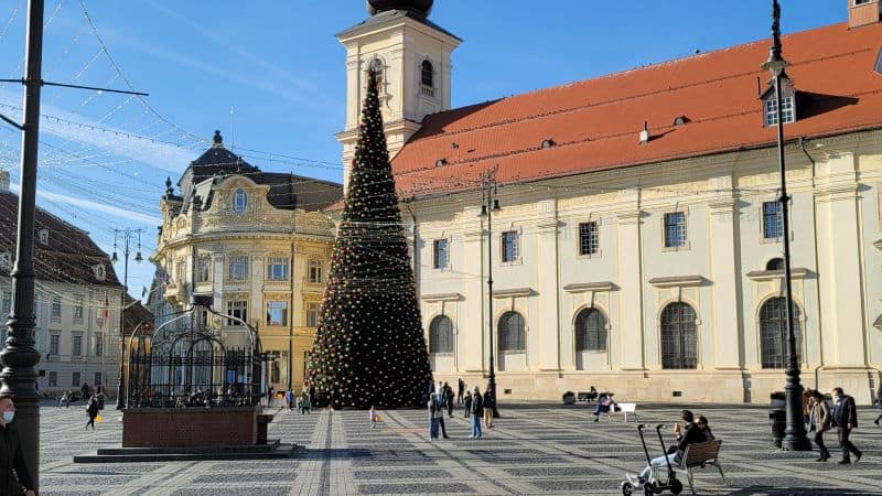 foto în ziua cu record de îmbolnăviri la sibiu, centrul orașului și terasele sunt pline