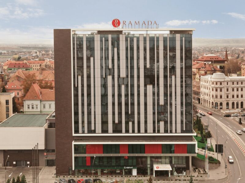 hotelul ramada din sibiu, campanie de ziua româniei - 1.500 de mese calde pentru doctori, asistenţi şi poliţişti