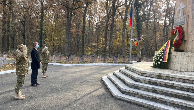 foto eroii neamului, omagiați la monumentul din pădurea dumbrava