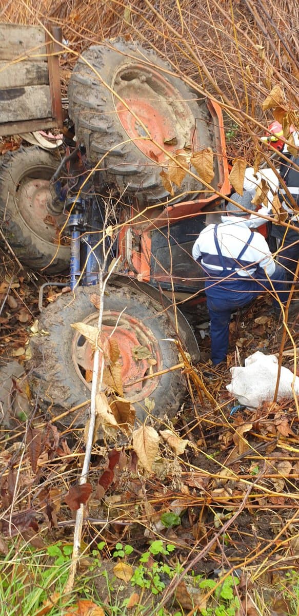 foto - bărbat strivit de un tractor răsturnat, salvat de de pompierii din dumbrăveni