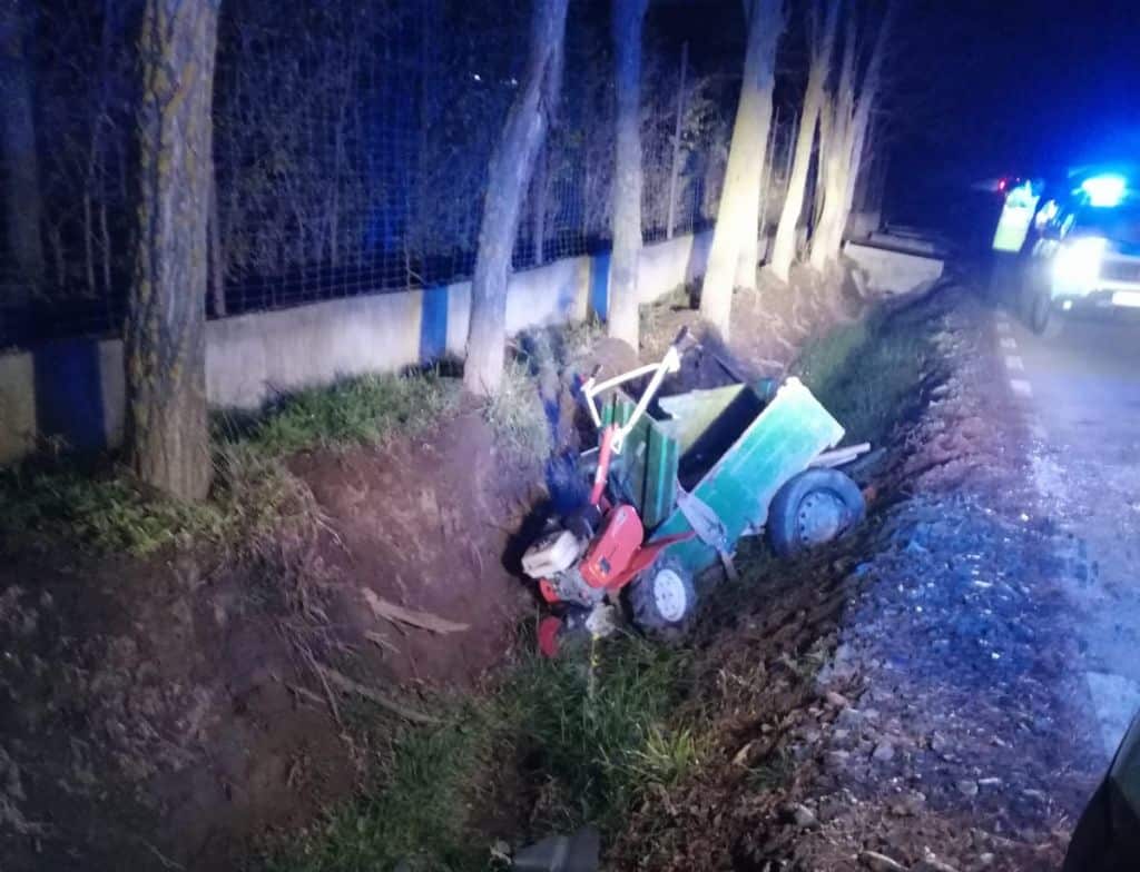 accident între bungard și șelimbăr - un microbuz s-a izbit de un motocultor condus de un bărbat beat