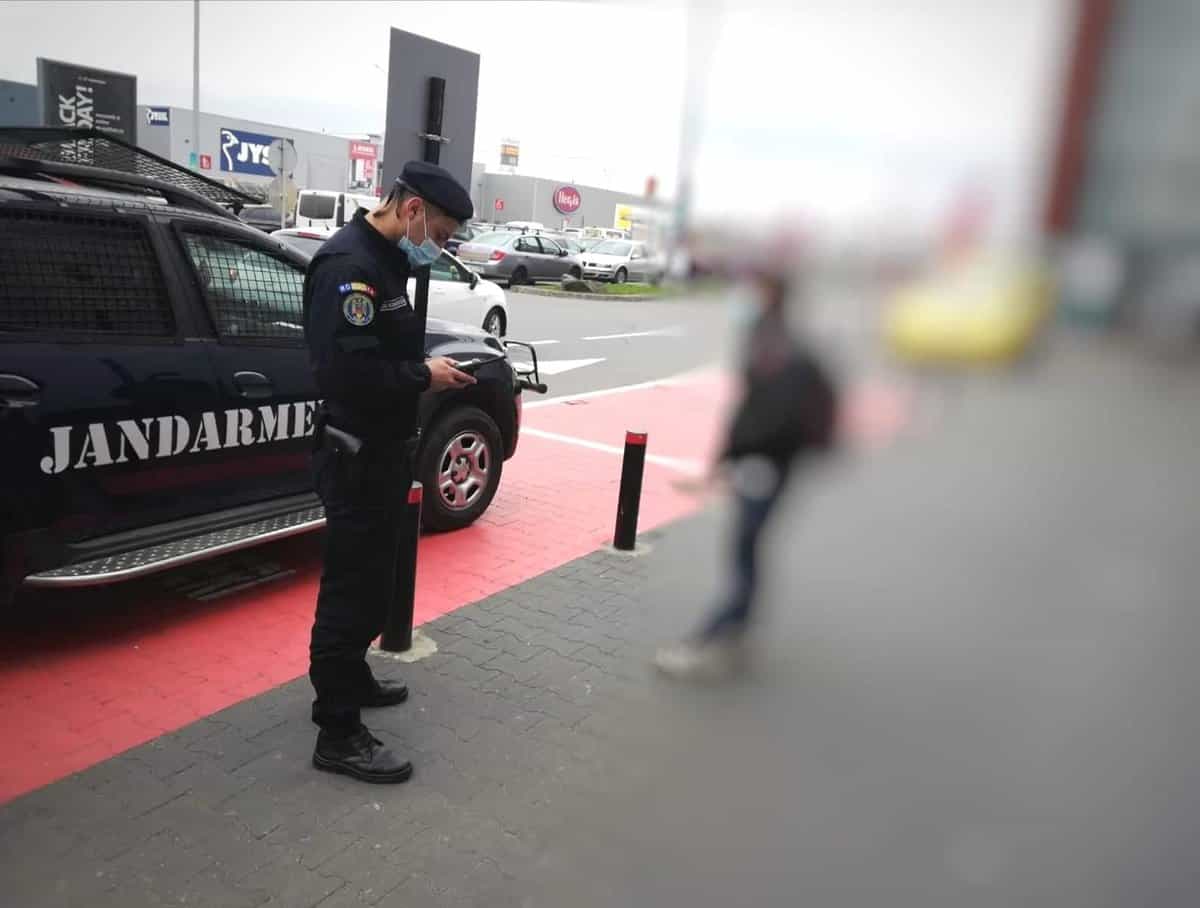 Tânăr întors din Franța, prins la mall în Șelimbăr fără mască - A fugit din carantină