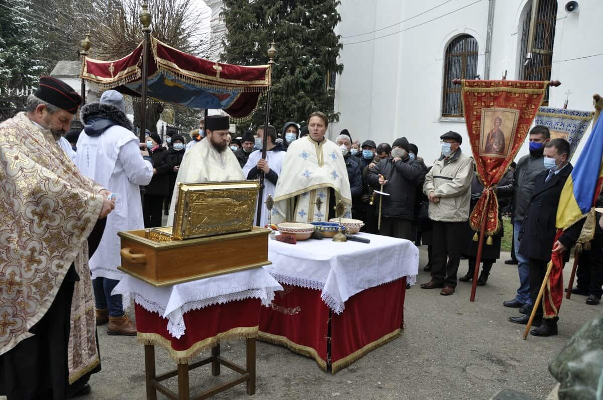 Procesiune - Rășinărenii l-au cinstit pe Sf. Ierarh Andrei Șaguna de Sfântul Andrei - Galerie foto