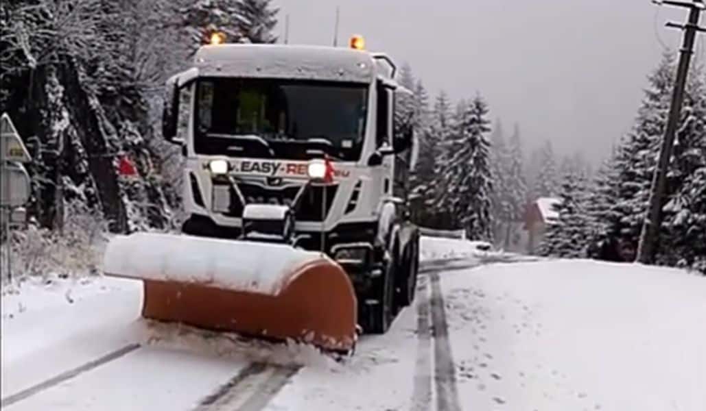 video - ninge pe mai multe drumuri din județul sibiu - se acționează cu peste treizeci de tone de sare și nisip