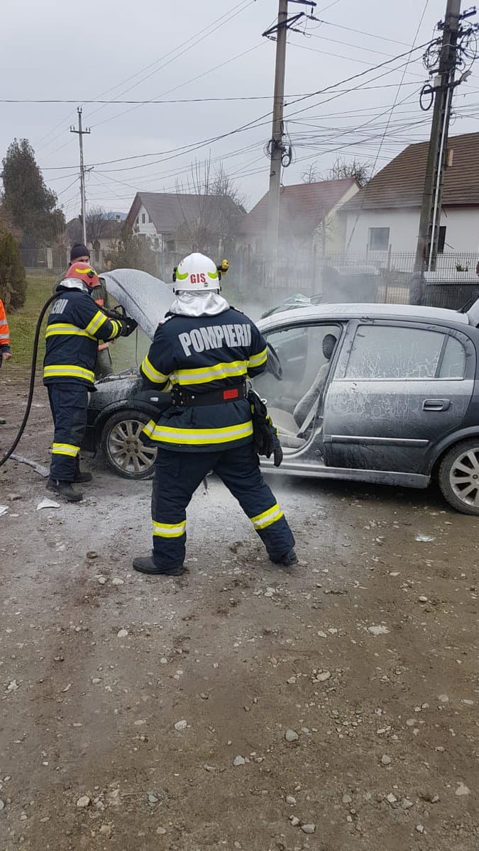 foto: mașină făcută scrum la micăsasa - o mămică cu cei trei copii s-au salvat la timp