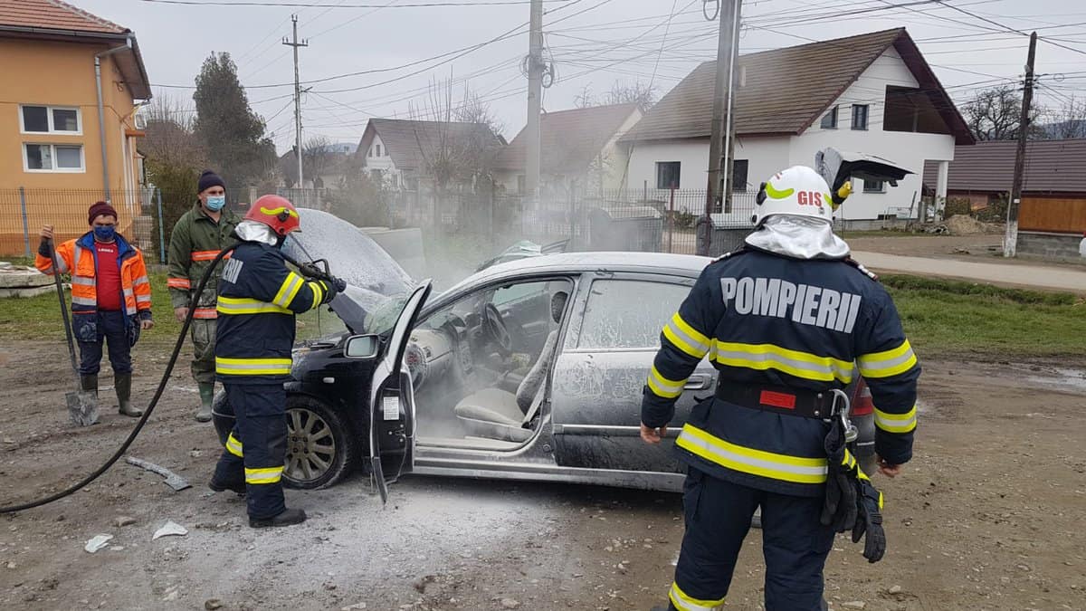 foto: mașină făcută scrum la micăsasa - o mămică cu cei trei copii s-au salvat la timp