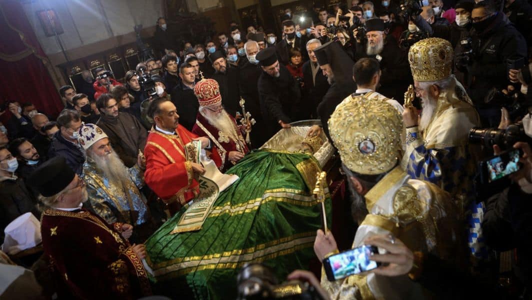 înmormântare cu mii de persoane în serbia - credincioșii au mers buluc la catafalcul patriarhului decedat de covid-19