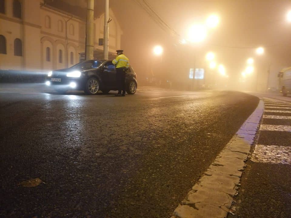 Cincisprezece sibieni prinși la plimbare după ora 23:00 - Au luat amendă