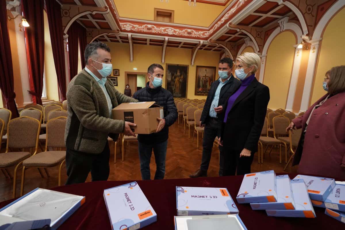 peste 5.000 de tablete pentru elevi au ajuns la sibiu