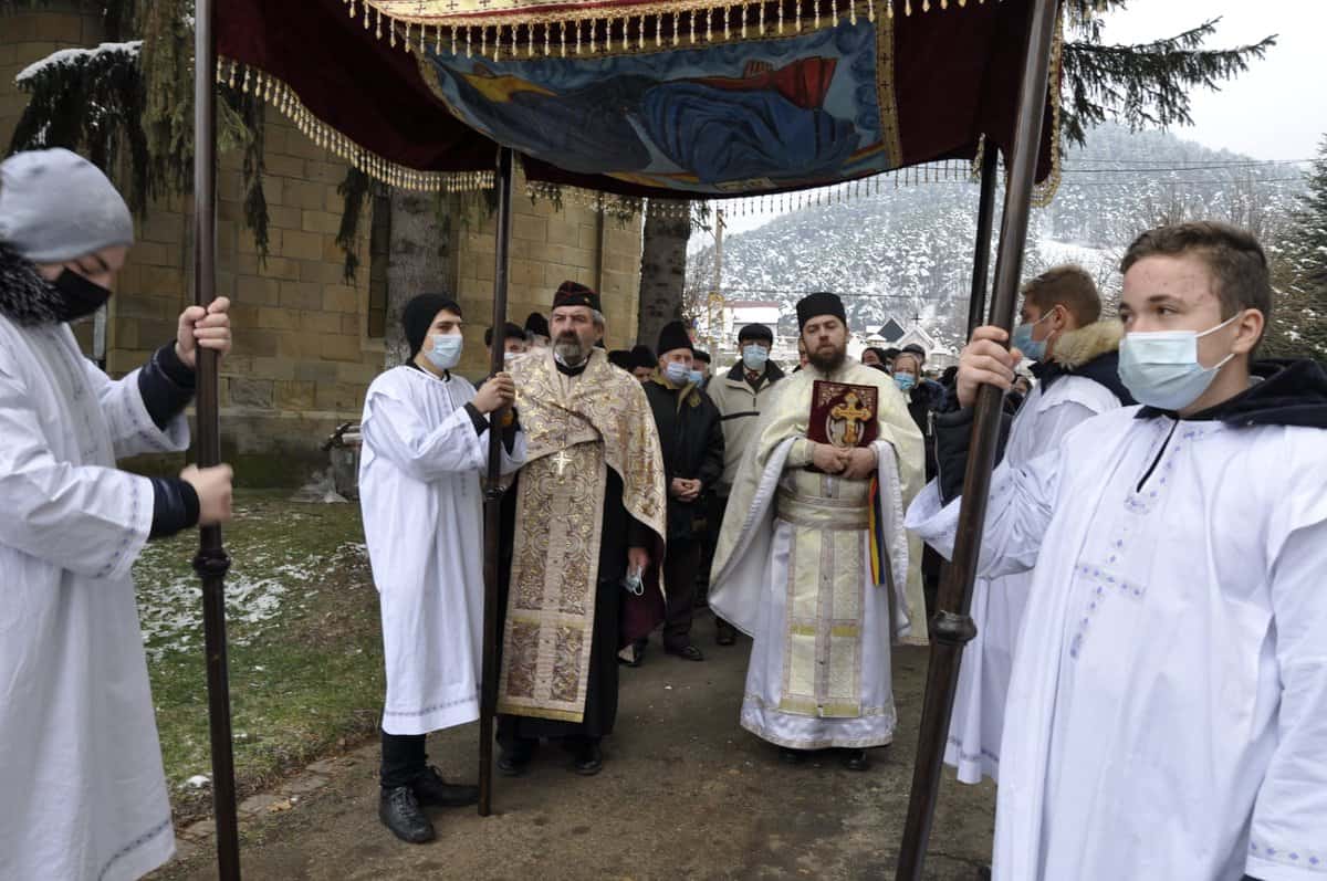 Procesiune - Rășinărenii l-au cinstit pe Sf. Ierarh Andrei Șaguna de Sfântul Andrei - Galerie foto