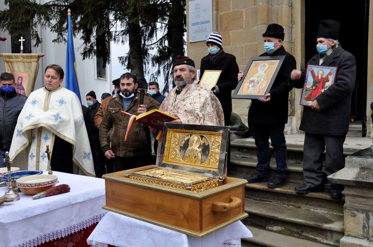 Procesiune - Rășinărenii l-au cinstit pe Sf. Ierarh Andrei Șaguna de Sfântul Andrei - Galerie foto