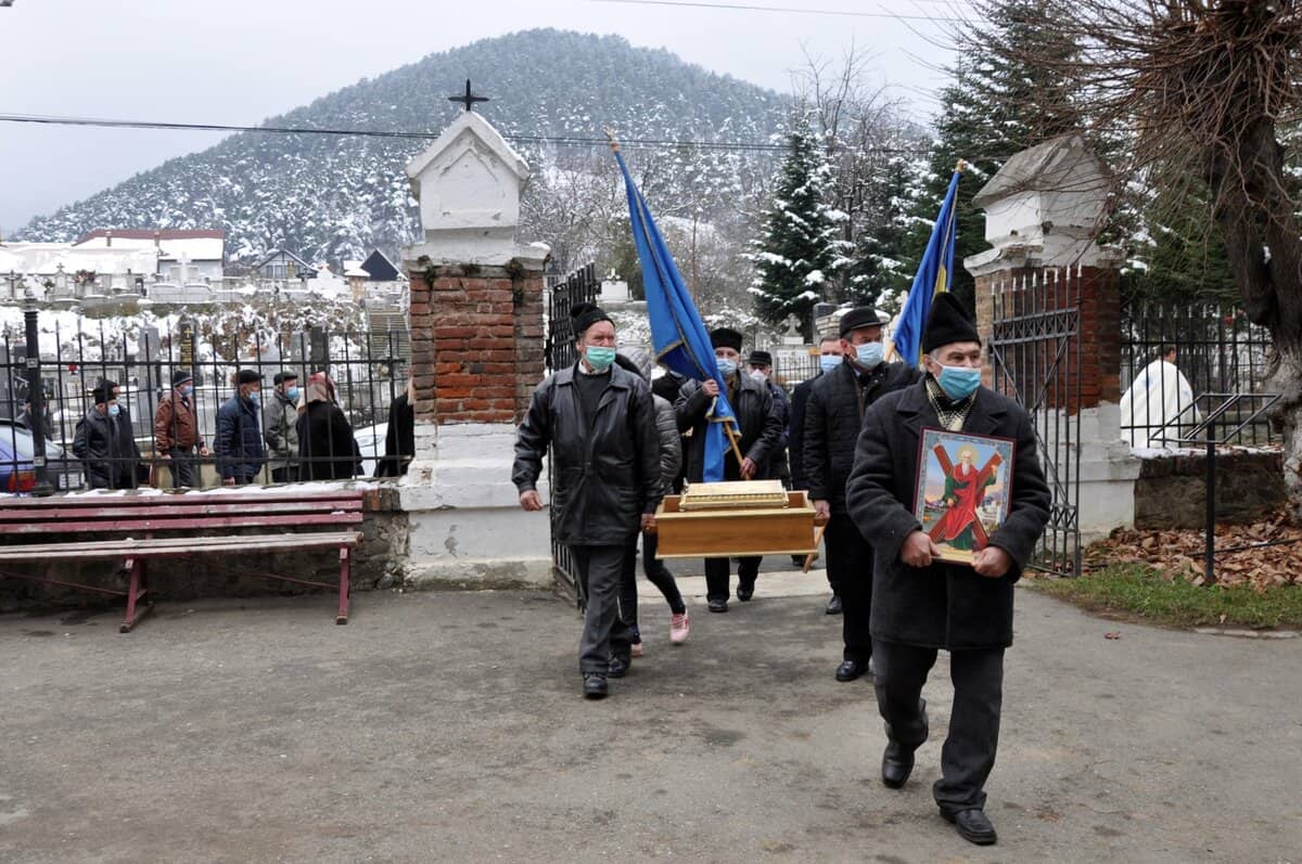 Procesiune - Rășinărenii l-au cinstit pe Sf. Ierarh Andrei Șaguna de Sfântul Andrei - Galerie foto