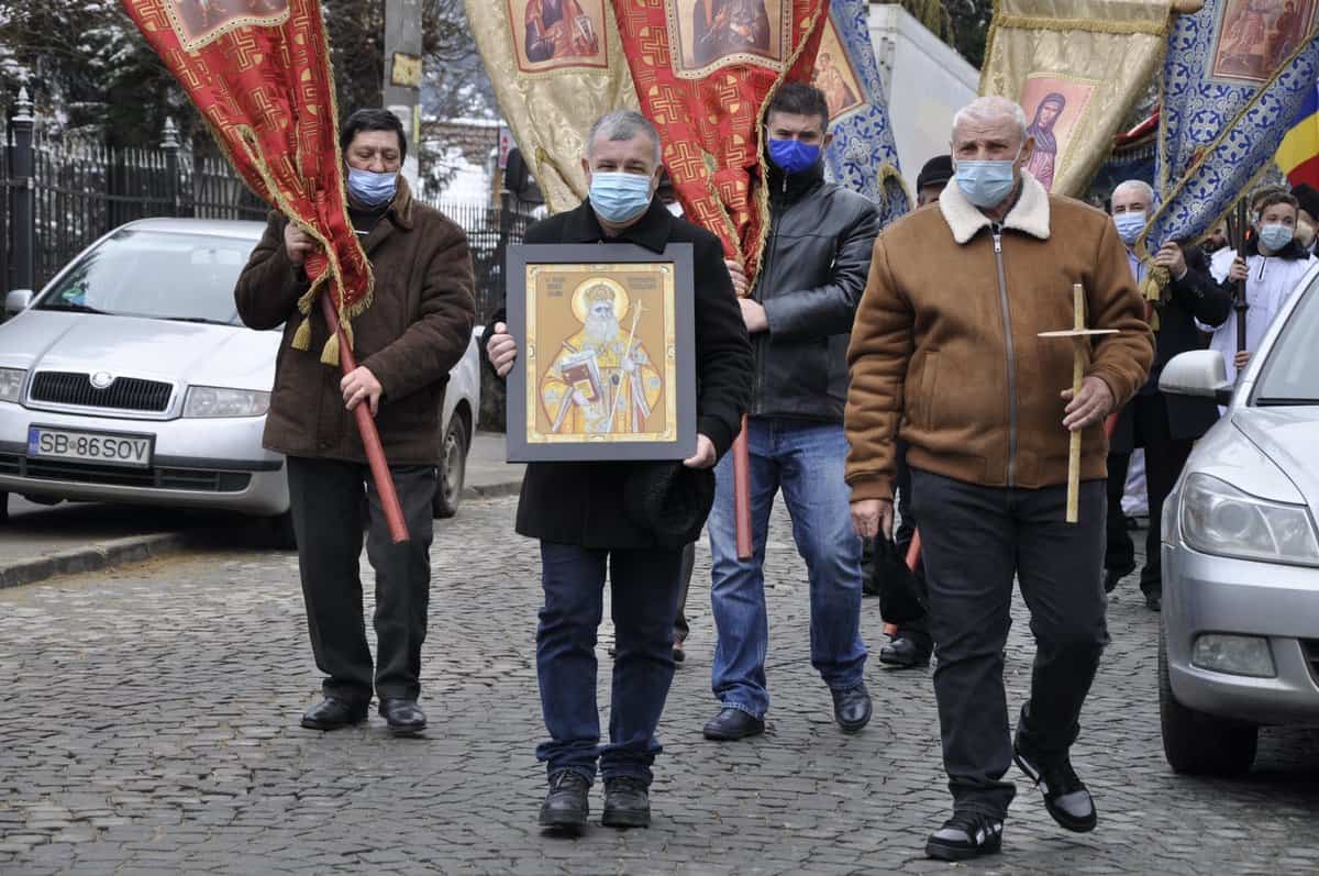 Procesiune - Rășinărenii l-au cinstit pe Sf. Ierarh Andrei Șaguna de Sfântul Andrei - Galerie foto