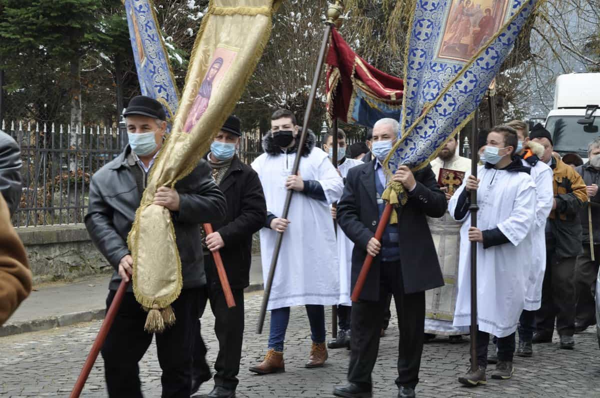 Procesiune - Rășinărenii l-au cinstit pe Sf. Ierarh Andrei Șaguna de Sfântul Andrei - Galerie foto