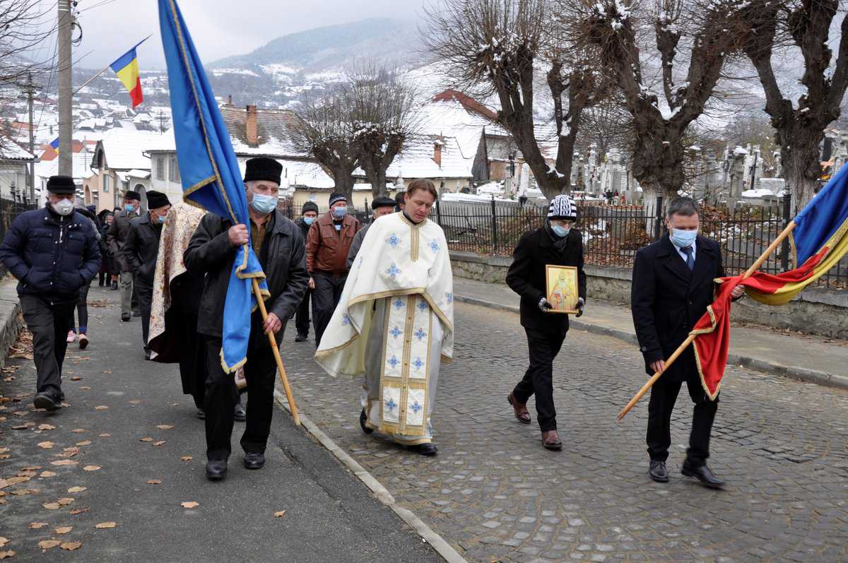 Procesiune - Rășinărenii l-au cinstit pe Sf. Ierarh Andrei Șaguna de Sfântul Andrei - Galerie foto