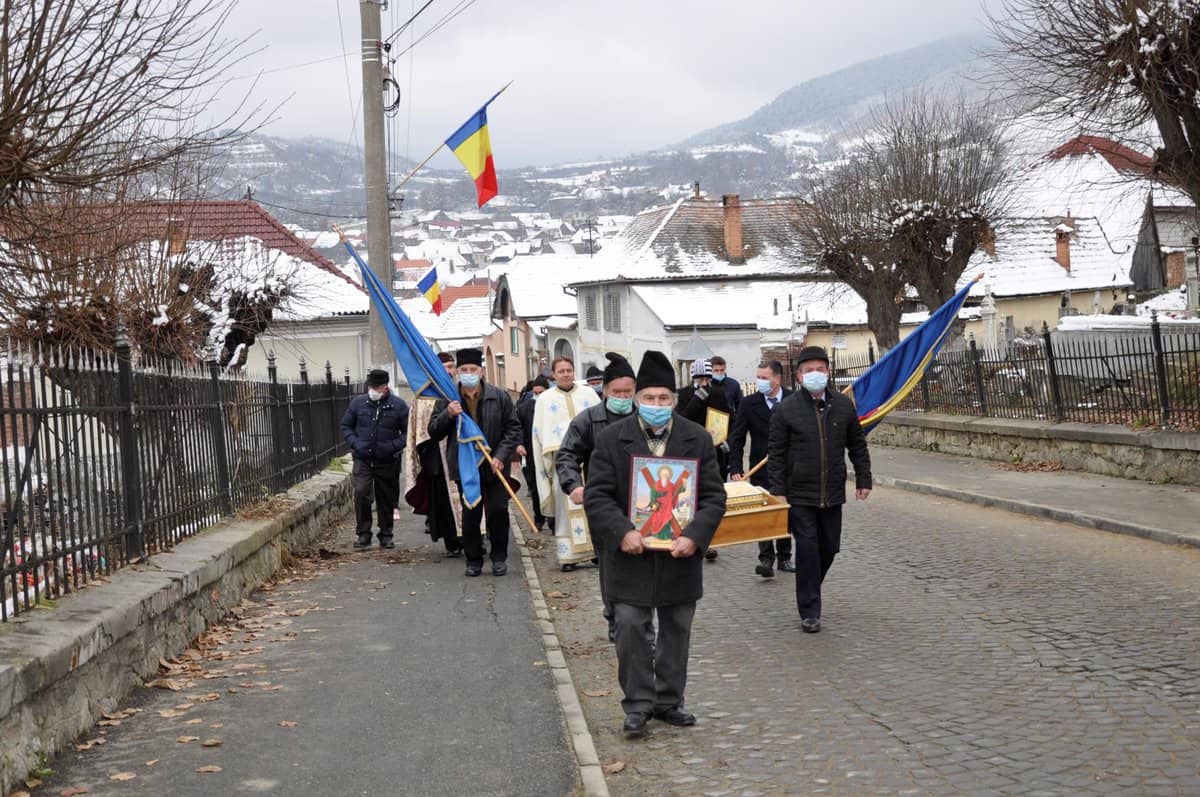 Procesiune - Rășinărenii l-au cinstit pe Sf. Ierarh Andrei Șaguna de Sfântul Andrei - Galerie foto