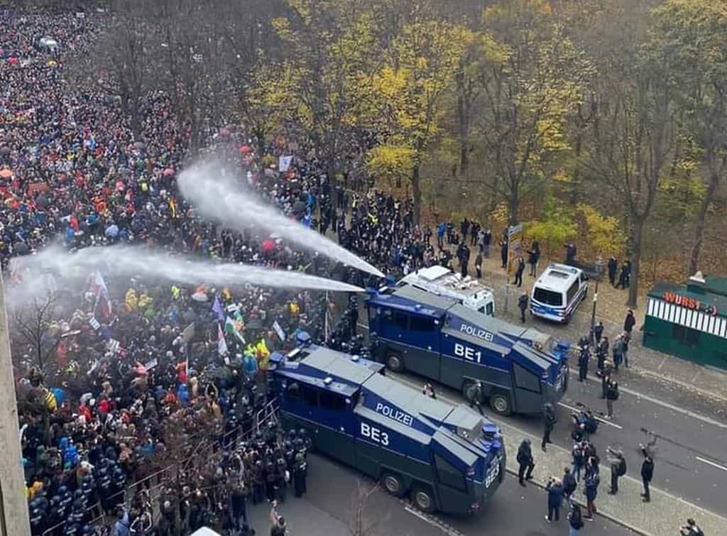 video foto: protest violent în centrul berlinului împotriva restricțiilor covid