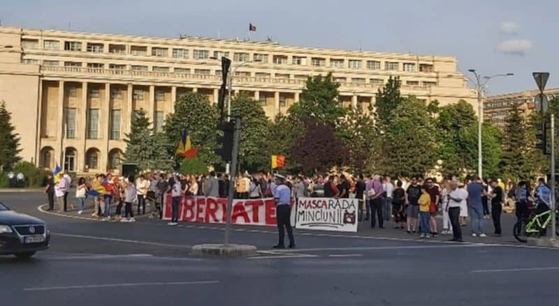 protest în fața guvernului împotriva noilor măsuri de combatere a răspândirii coronavirusului