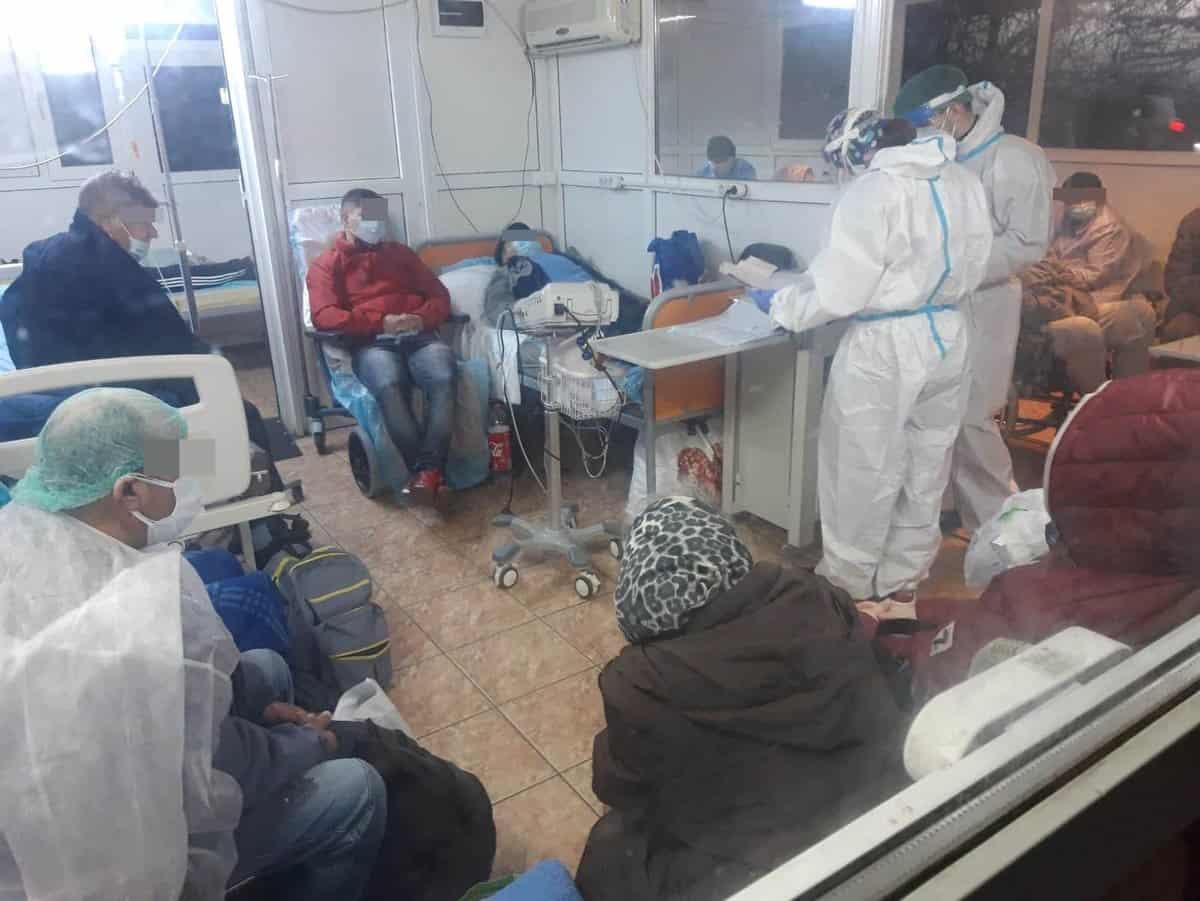 foto: sibian cu cancer, infectat cu covid: „stau în ploaie și aștept. ceilalți s-au îngrămădit în fast food”