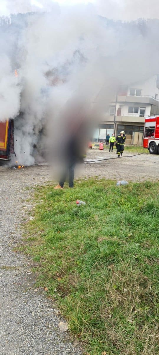 foto - tir în flăcări pe valea oltului la racovița