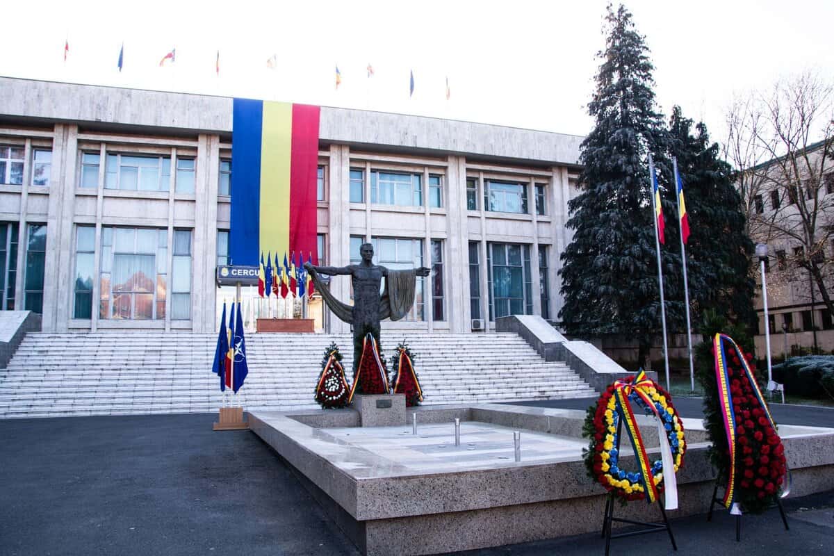 foto - un 1 decembrie "altfel" la sibiu - ceremonie restrânsă în fața cercului militar