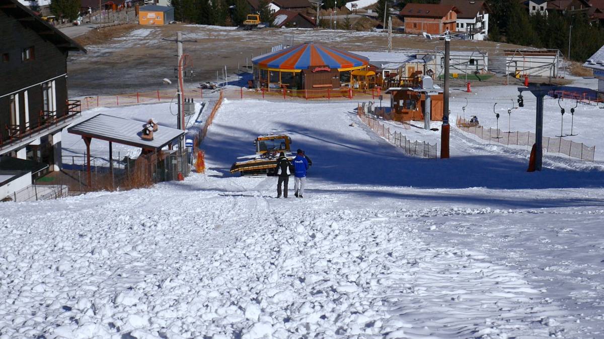 video foto - sezon de schi cu mască obligatorie la arena platoș - cum arată pârtiile proaspăt deschise