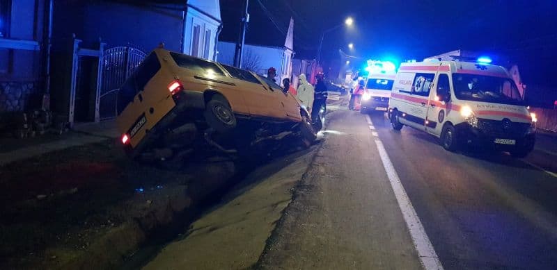 foto microbuz plin cu pasageri, accident la cristian. șapte persoane rănite