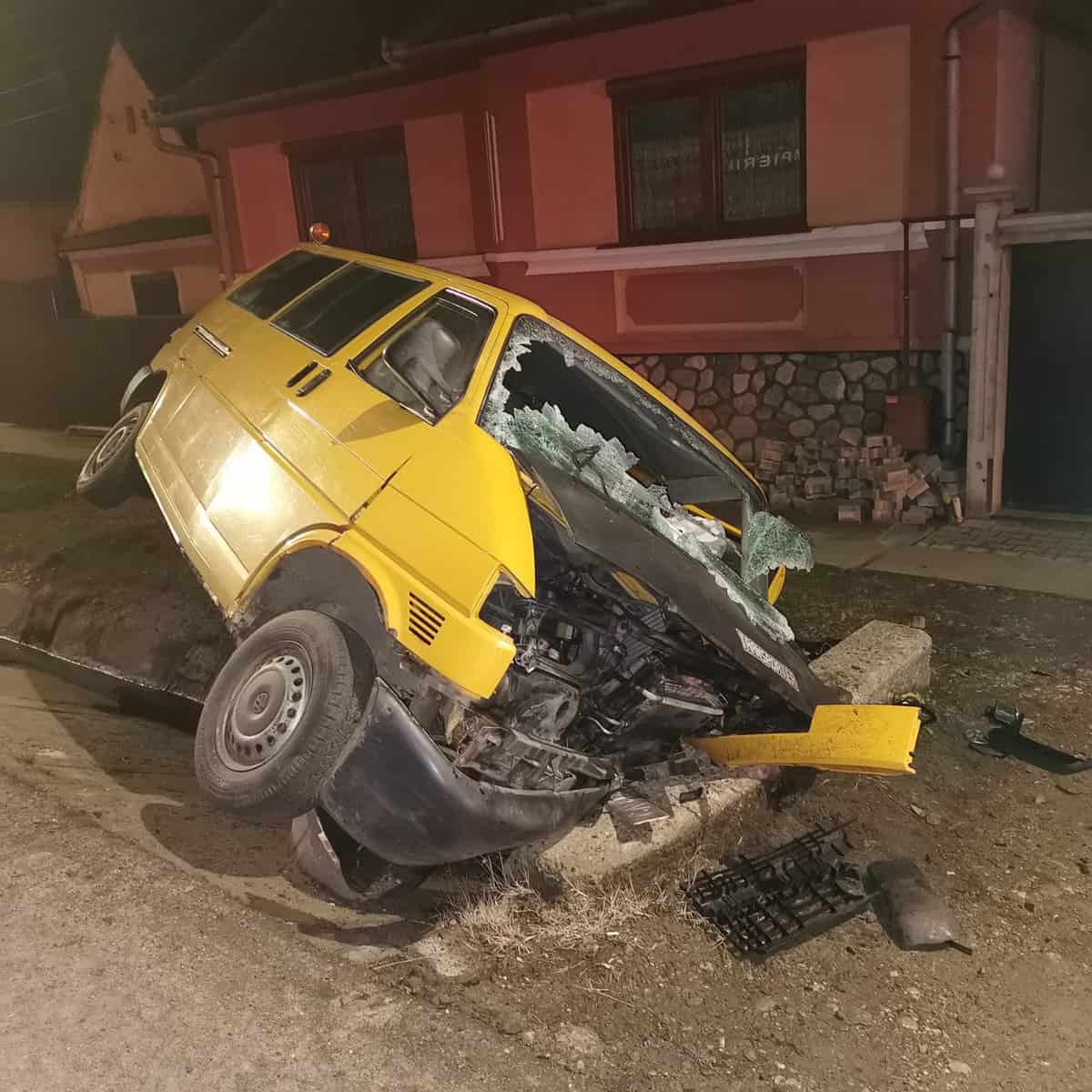 foto microbuz plin cu pasageri, accident la cristian. șapte persoane rănite