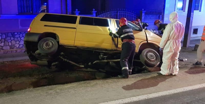 foto microbuz plin cu pasageri, accident la cristian. șapte persoane rănite