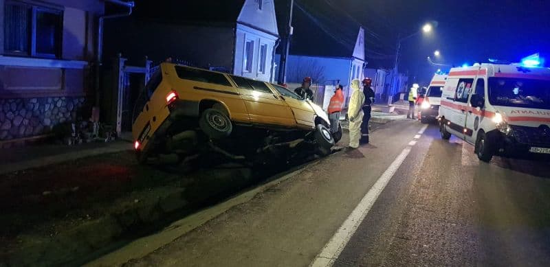 foto microbuz plin cu pasageri, accident la cristian. șapte persoane rănite