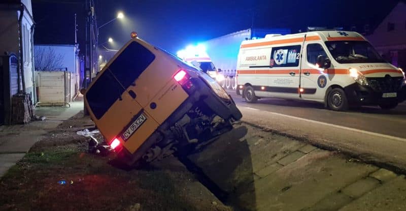 foto microbuz plin cu pasageri, accident la cristian. șapte persoane rănite