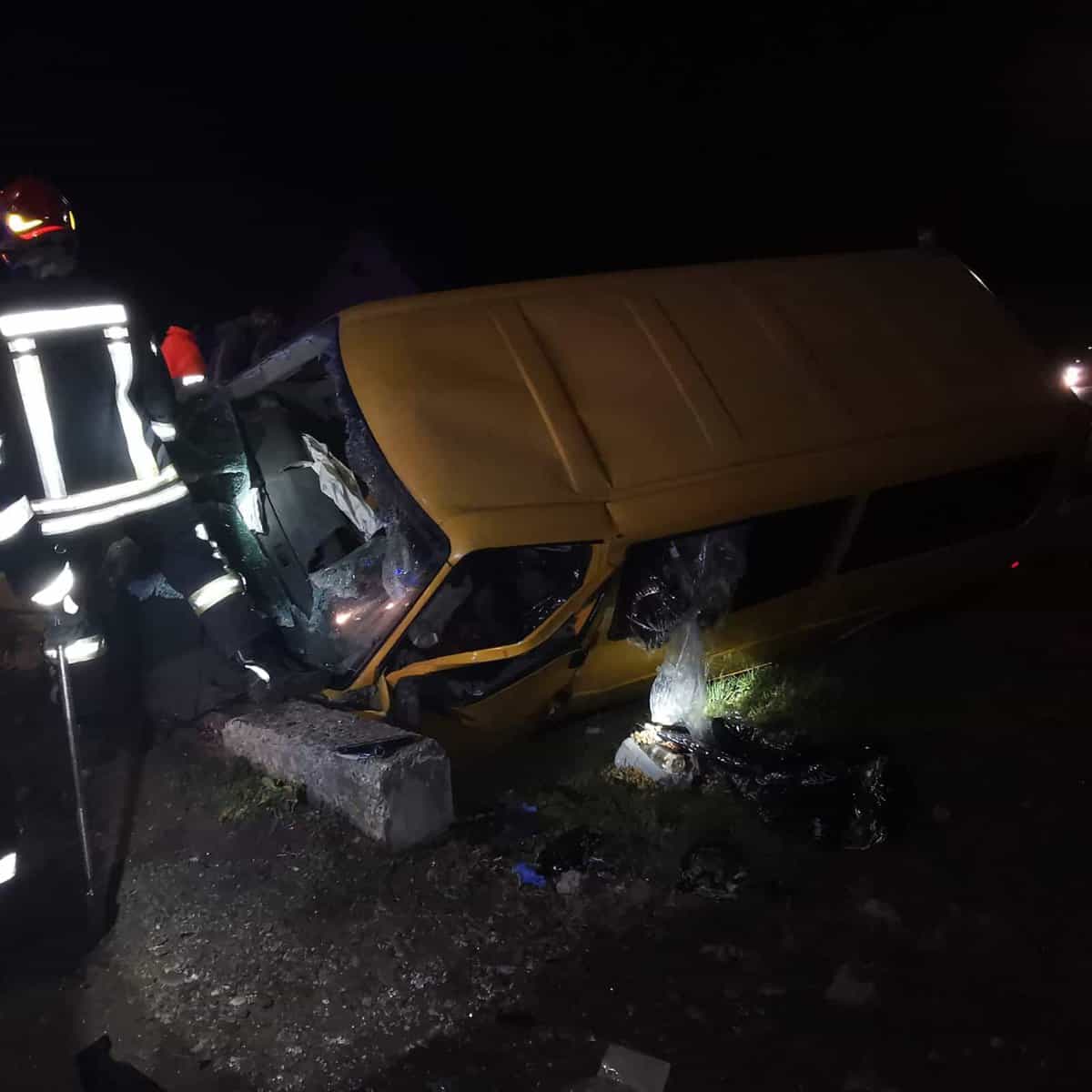 foto microbuz plin cu pasageri, accident la cristian. șapte persoane rănite