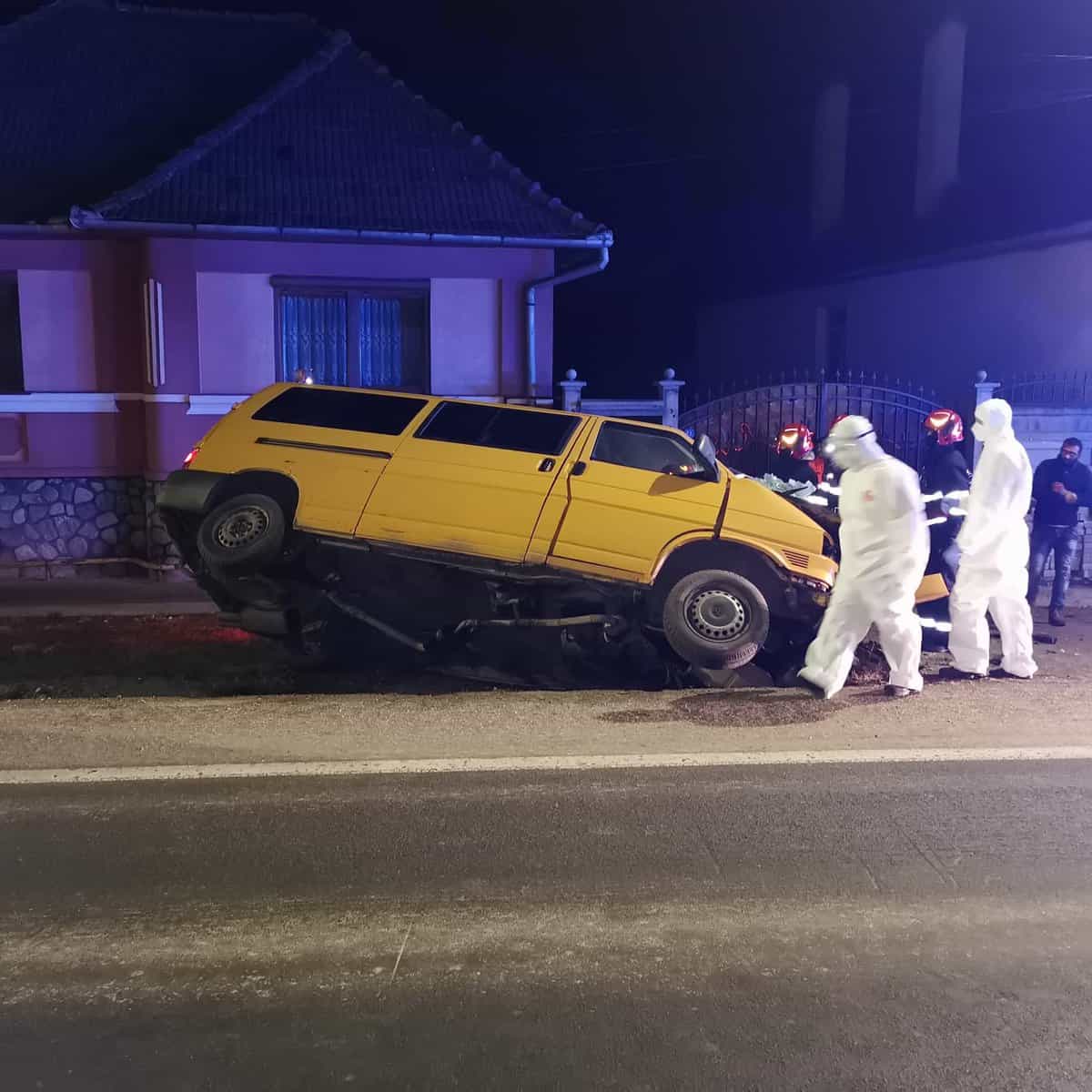 foto microbuz plin cu pasageri, accident la cristian. șapte persoane rănite