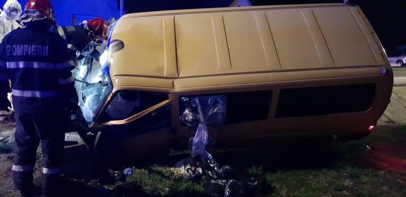 foto microbuz plin cu pasageri, accident la cristian. șapte persoane rănite