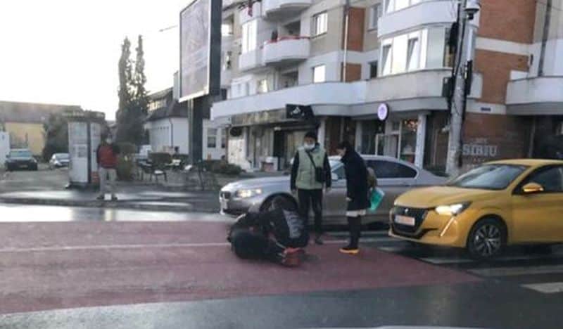 foto biciclist lovit pe trecerea de pietoni. e transportat la spital cu dureri