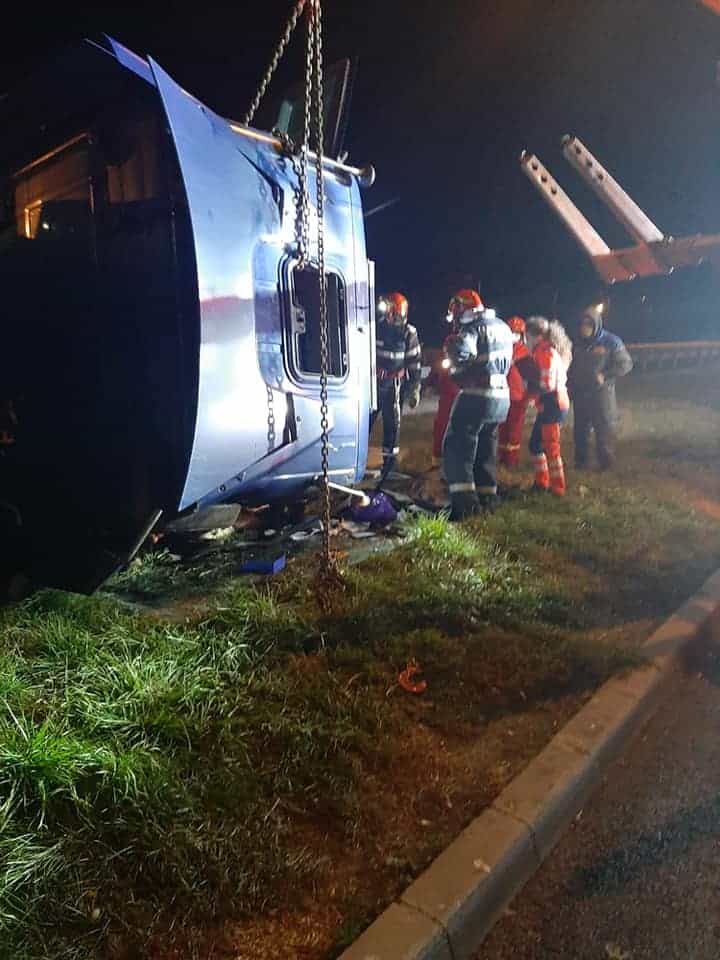 FOTO - Accident mortal pe A1, Sibiu - Deva. Șofer strivit de cabina unui TIR