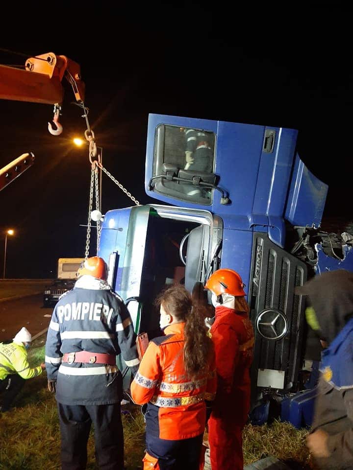 FOTO - Accident mortal pe A1, Sibiu - Deva. Șofer strivit de cabina unui TIR